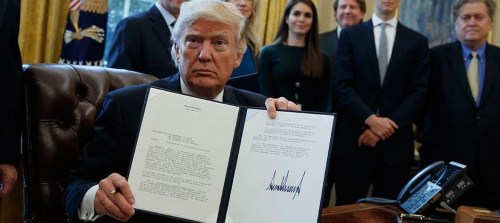 Trump-signs-executive-order-muslim-ban
